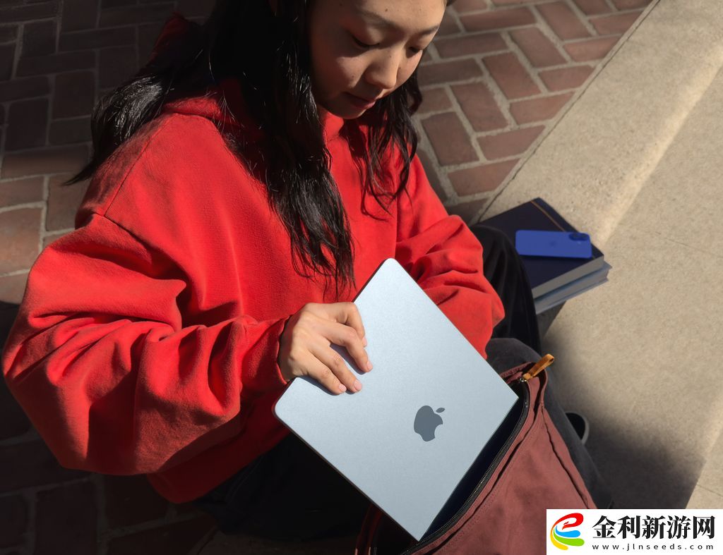 蘋果 2025 款天空藍色 M4 MacBook Air 實機展示