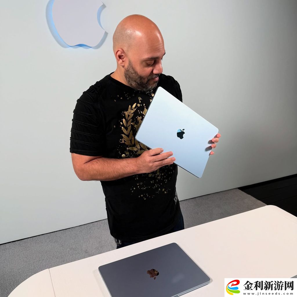 蘋果 2025 款天空藍色 M4 MacBook Air 實機展示