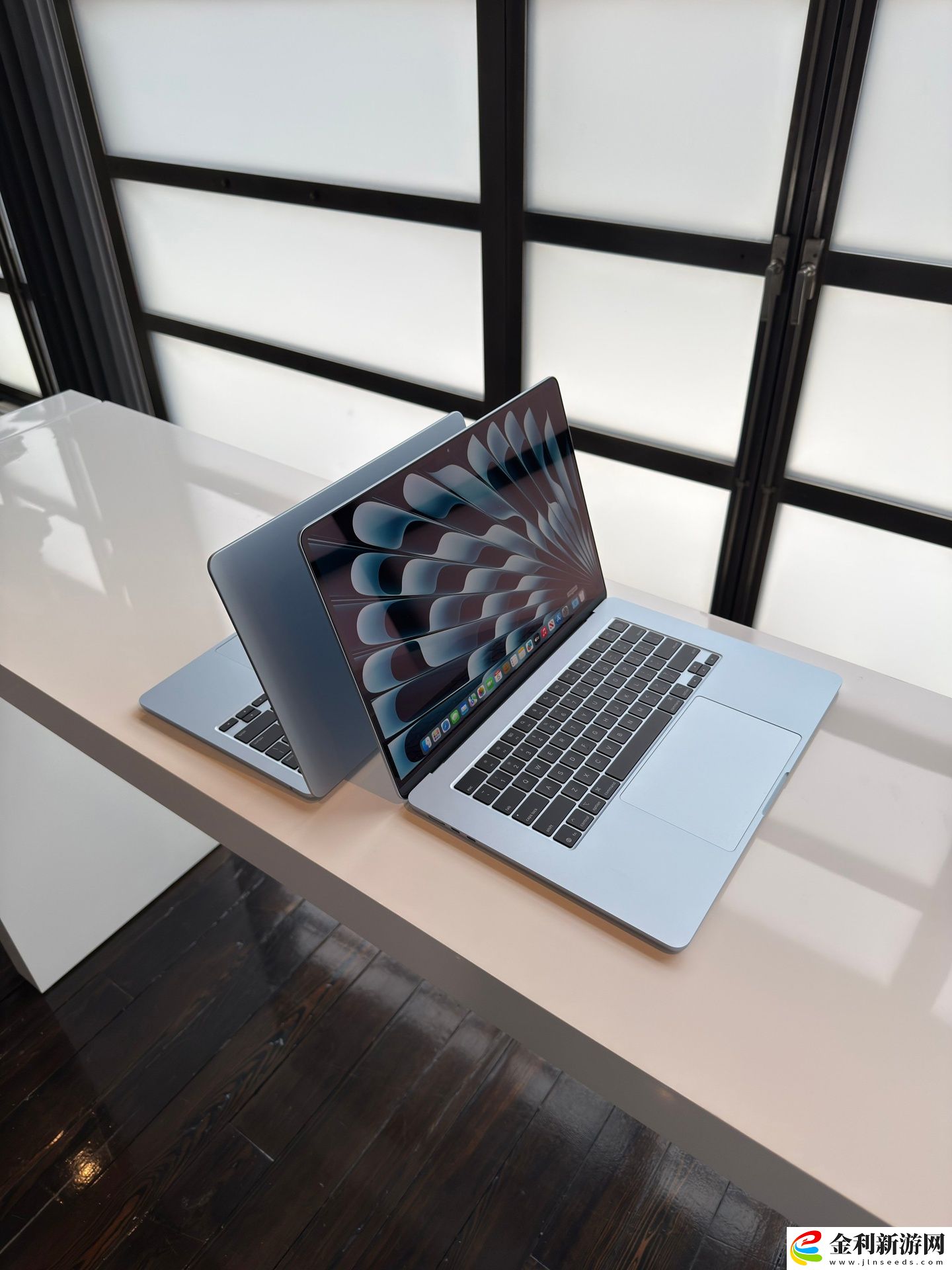 蘋果 2025 款天空藍色 M4 MacBook Air 實機展示