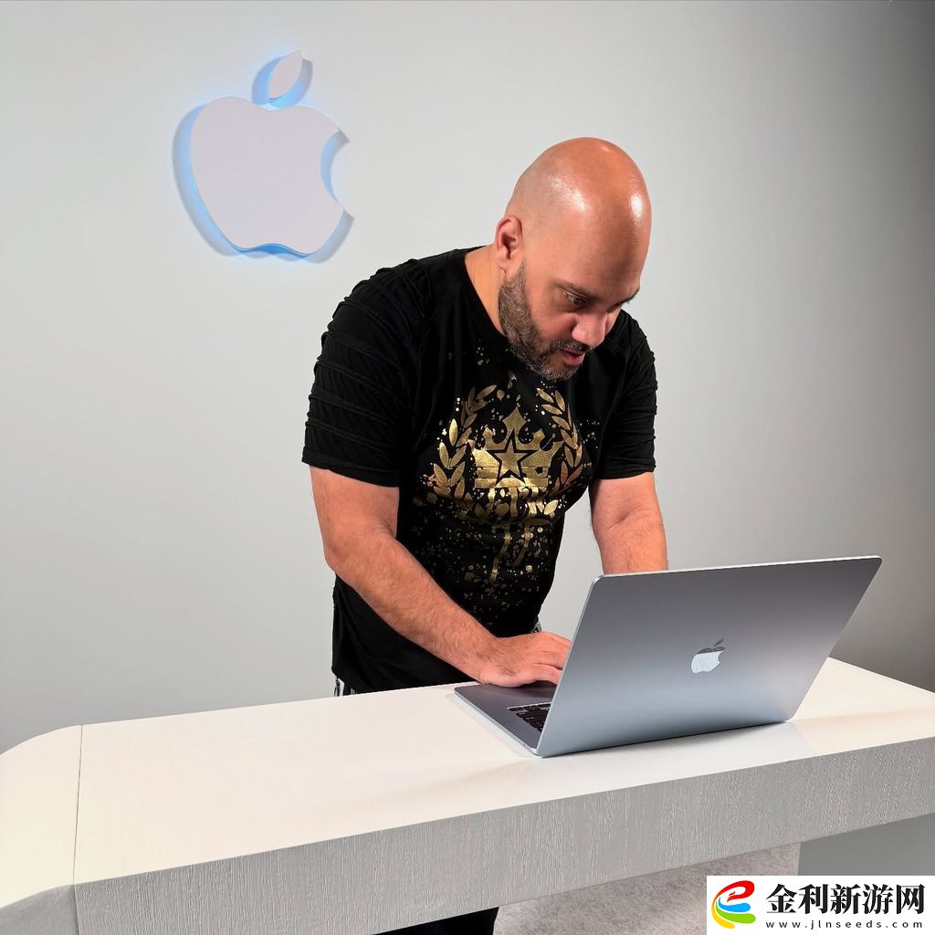 蘋果 2025 款天空藍色 M4 MacBook Air 實機展示